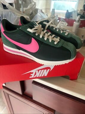 NIB NEW IN BOX Nike Women’s Cortez Dark Green Sneakers with Pink Swoosh
